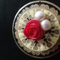 Vintage style brooch with real pearl stones.