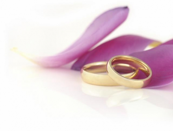 wedding rings and tulips